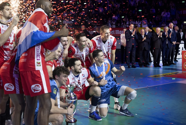 Il Presidente Sergio Mattarella applaude la squadra del Piacenza, vincitrice della Coppa Italia di Pallavolo Maschile Serie A1