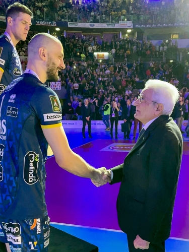 Il Presidente Sergio Mattarella saluta Matey Kaziyski capitano del Trentino Volley in occasione della premiazione della squadra vincitrice della Coppa Italia di pallavolo maschile seri A1
