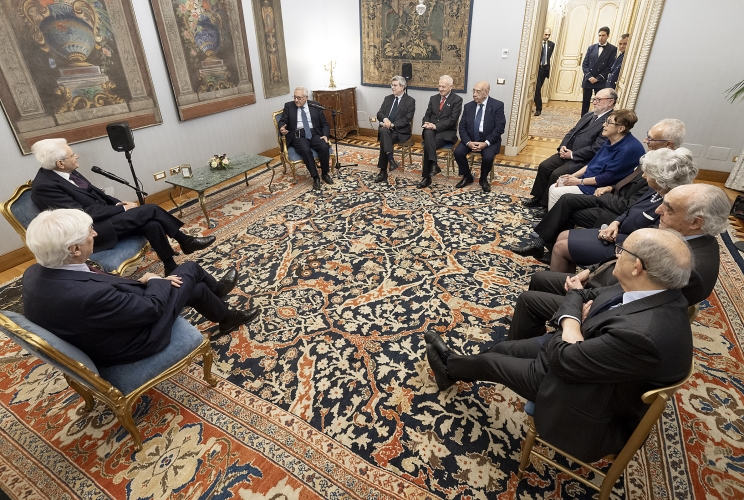 Il Presidente Sergio Mattarella con Giuseppe Gargani, Presidente dell'Associazione ex parlamentari della Repubblica e una delegazione dell'Associazione