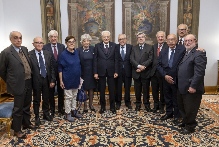 Il Presidente Sergio Mattarella con Giuseppe Gargani, Presidente dell'Associazione ex parlamentari della Repubblica e una delegazione dell'Associazione