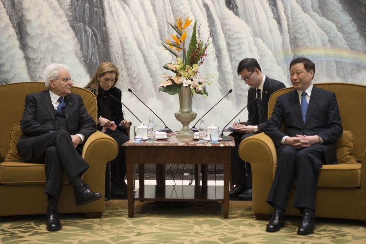 Il Presidente Sergio Mattarella nel corso dei colloqui con il Sindaco della Municipalità di Shanghai Ying Yong