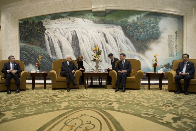 Il Presidente Sergio Mattarella nel corso dei colloqui con il Sindaco della Municipalità di Shanghai Ying Yong, 