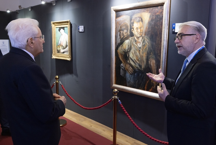 Il Presidente Sergio Mattarella visita la mostra permanente presso la Pinacoteca di Palazzo Wedekind, accompagnato dal curatore Sergio Moschetti, in occasione della celebrazione del 125° anniversario dell’INPS