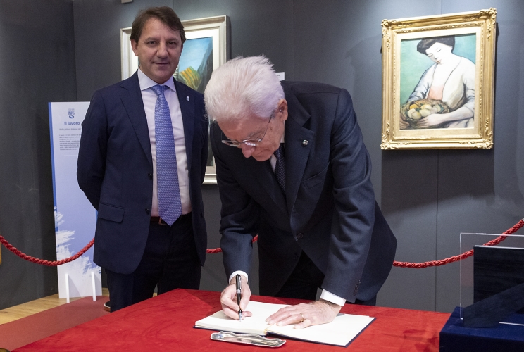 Il Presidente Sergio Mattarella con a fianco il Presidente dell'INPS, Pasquale Tridico, firma il libro d'onore, in occasione della celebrazione del 125° anniversario dell’INPS