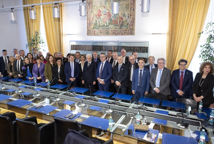 Il Presidente Sergio Mattarella con a fianco il Presidente dell'INPS, Pasquale Tridico e una delegazione di dipendenti dell'Istituto