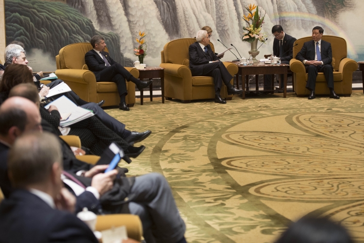 Il Presidente Sergio Mattarella nel corso dei colloqui con il Sindaco della Municipalità di Shanghai Ying Yong
