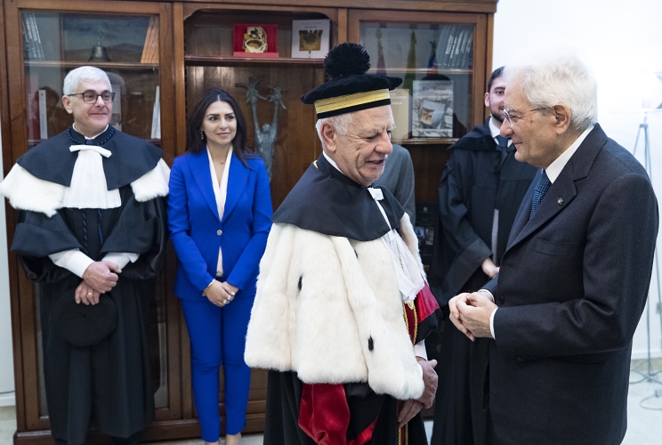 Il Presidente della Repubblica Sergio Mattarella con il Prof. Ignazio Marcello Mancini, Magnifico Rettore dell’Università degli Studi della Basilicata, e i relatori della cerimonia d'inaugurazione dell'anno accademico 2022/2023 dell'Università degli Studi della Basilicata, 40° dalla sua fondazione