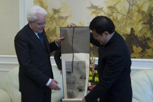 Il Presidente Sergio Mattarella con Xu Ningsheng Presidente della Fudan University di Shanghai