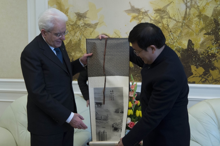 Il Presidente Sergio Mattarella con Xu Ningsheng Presidente della Fudan University di Shanghai