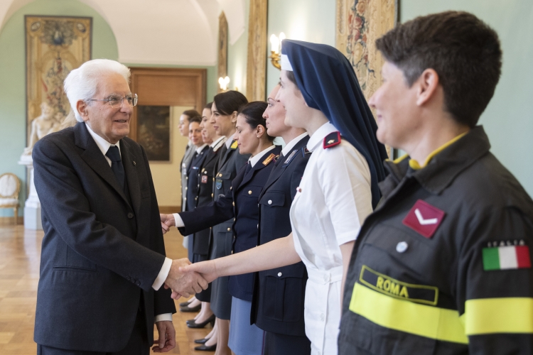 Il Presidente della Repubblica Sergio Mattarella saluta le donne delle Forze Armate, in occasione della celebrazione della “Giornata Internazionale della Donna” 
(foto di Francesco Ammendola - Ufficio per la Stampa e la Comunicazione della Presidenza della Repubblica)