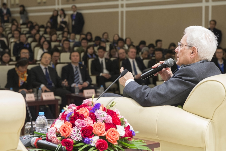Il Presidente Sergio Mattarella nel corso della Lectio Magistralis alla Fudan University di Shanghai