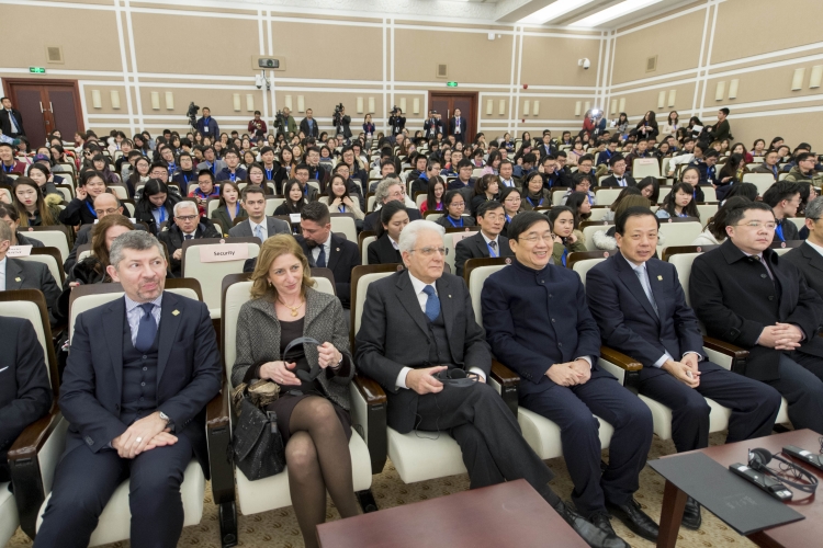 Il Presidente Sergio Mattarella nel corso della Lectio Magistralis alla Fudan University di Shanghai