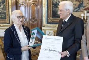 Il Presidente Sergio Mattarella, a margine della celebrazione della “Giornata Internazionale della Donna”, consegna le insegne di Commendatore a Lidia Maksymowicz