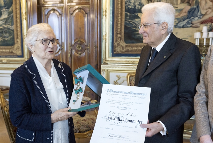 Il Presidente Sergio Mattarella, a margine della celebrazione della “Giornata Internazionale della Donna”, consegna le insegne di Commendatore a Lidia Maksymowicz