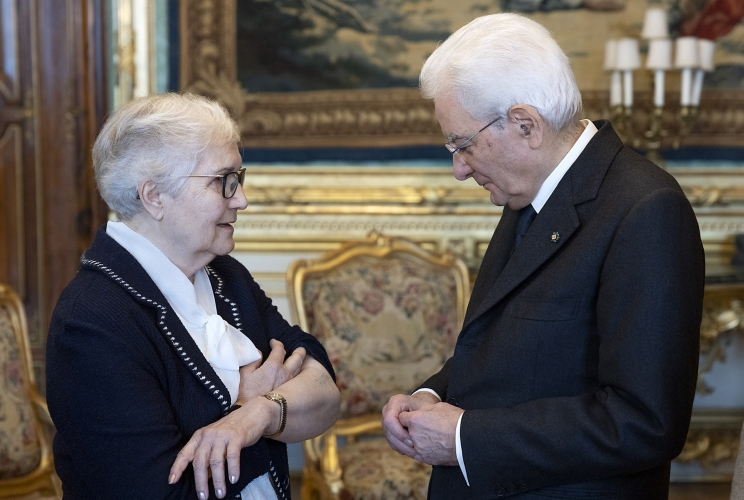 Il Presidente Sergio Mattarella osserva i "numeri di matricola", mostrati da Lidia Maksymowicz, impressi sul braccio nel periodo della detenzione