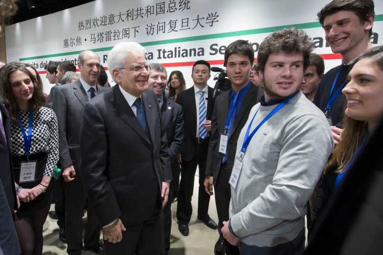 Il Presidente Sergio Mattarella con gli studenti della Fudan University di Shanghai