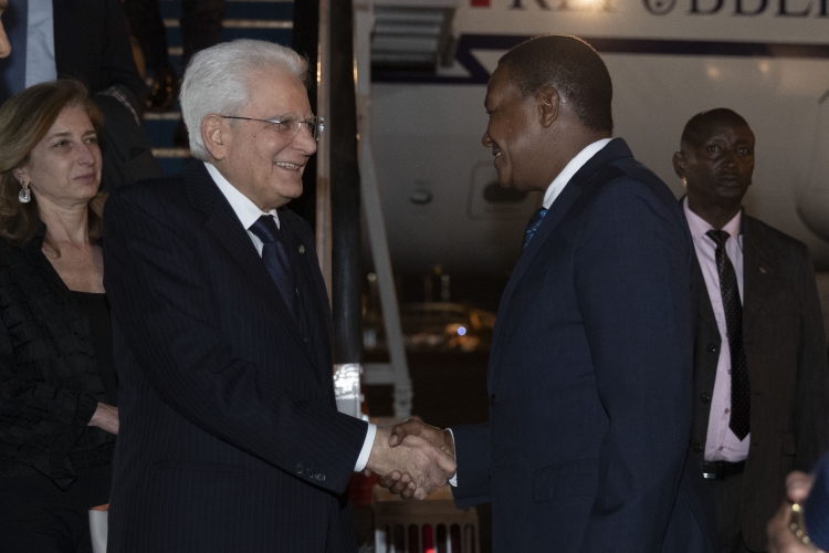Il Presidente della Repubblica Sergio Mattarella all’aeroporto di Nairobi,accolto dal Ministro degli Affari Esteri e della Diaspora, Alfred N. Mutua,in occasione della visita di Stato nella Repubblica del Kenya 

