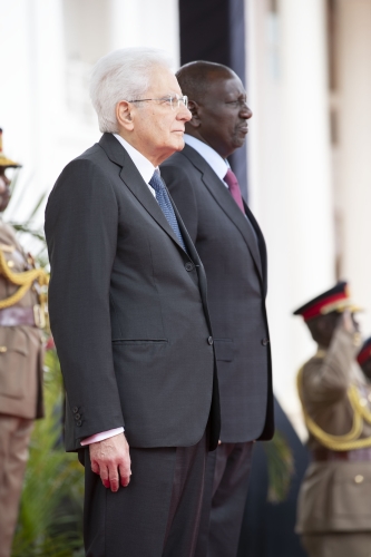 Il Presidente della Repubblica Sergio Mattarella con il Presidente della Repubblica del Kenya, William Ruto, durante gli onori militari
