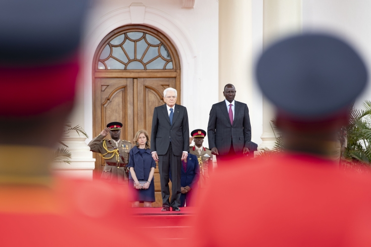 Il Presidente della Repubblica Sergio Mattarella con il Presidente della Repubblica del Kenya, William Ruto, durante gli onori militari
