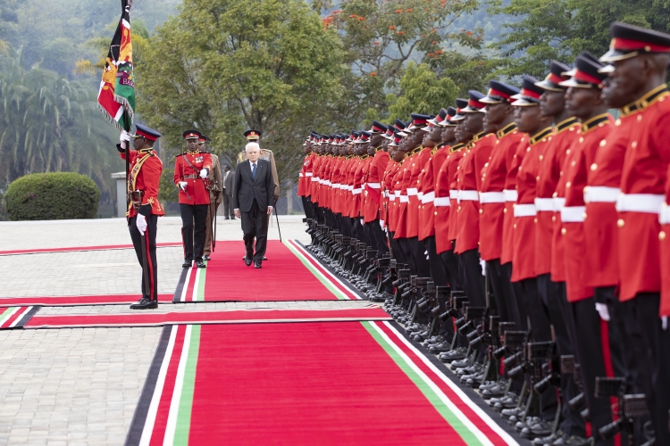 Il Presidente della Repubblica Sergio Mattarella durante gli onori militari
