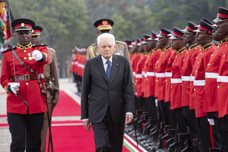 Il Presidente della Repubblica Sergio Mattarella durante gli onori militari

