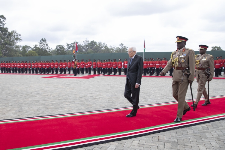 Il Presidente della Repubblica Sergio Mattarella durante gli onori militari
