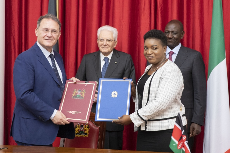 Il Presidente della Repubblica Sergio Mattarella con il Presidente della Repubblica del Kenya, William Ruto, durante la cerimonia di firma di accordi
