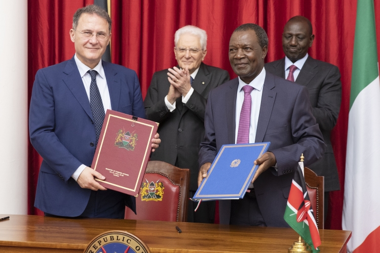 Il Presidente della Repubblica Sergio Mattarella con il Presidente della Repubblica del Kenya, William Ruto, durante la cerimonia di firma di accordi
