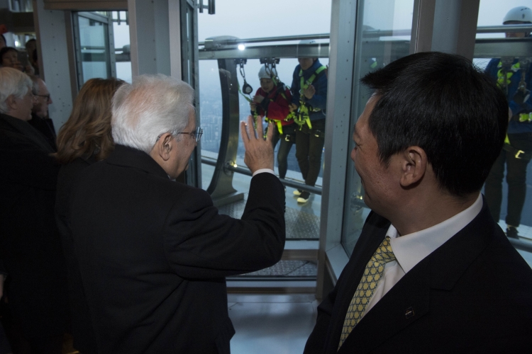Il Presidente Sergio Mattarella nel corso della visita alla Torre Jin Mao nel distretto di Pudong