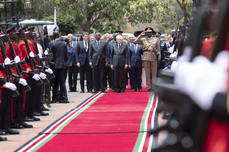 Il Presidente della Repubblica Sergio Mattarella depone una corona di fiori al Mausoleo del primo Presidente della Repubblica del Kenya, Jomo Kenyatta, in occasione della visita di Stato nella Repubblica del Kenya
