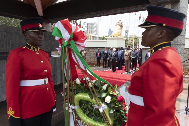 Il Presidente della Repubblica Sergio Mattarella depone una corona di fiori al Mausoleo del primo Presidente della Repubblica del Kenya, Jomo Kenyatta, in occasione della visita di Stato nella Repubblica del Kenya
