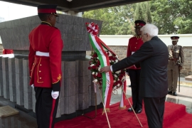 Il Presidente della Repubblica Sergio Mattarella depone una corona di fiori al Mausoleo del primo Presidente della Repubblica del Kenya, Jomo Kenyatta, in occasione della visita di Stato nella Repubblica del Kenya
