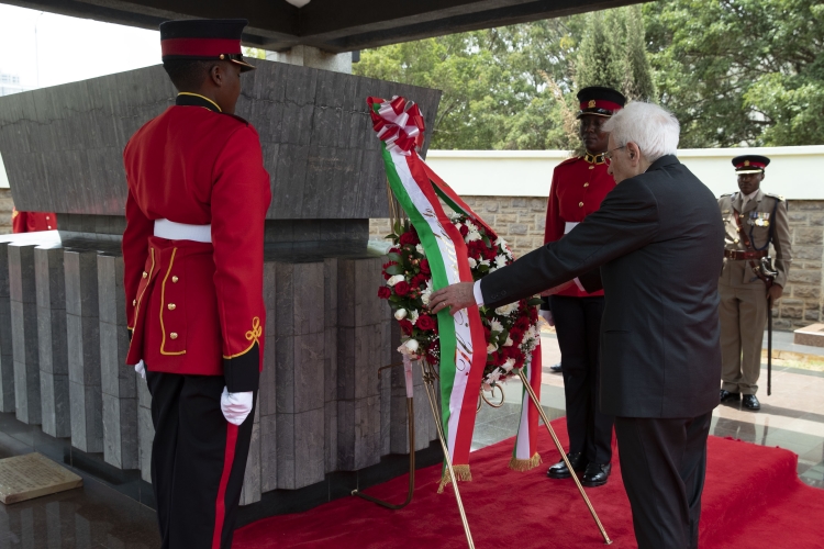 Il Presidente della Repubblica Sergio Mattarella depone una corona di fiori al Mausoleo del primo Presidente della Repubblica del Kenya, Jomo Kenyatta, in occasione della visita di Stato nella Repubblica del Kenya
