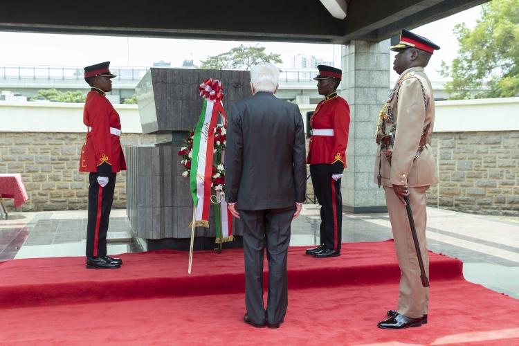 Il Presidente della Repubblica Sergio Mattarella depone una corona di fiori al Mausoleo del primo Presidente della Repubblica del Kenya, Jomo Kenyatta, in occasione della visita di Stato nella Repubblica del Kenya

