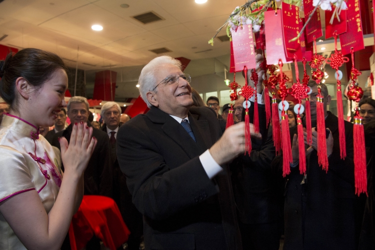 Il Presidente Sergio Mattarella nel corso della visita alla Torre Jin Mao nel distretto di Pudong