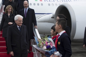 Il Presidente Sergio Mattarella arriva all'Aeroporto Jiangbei di Chongqing 