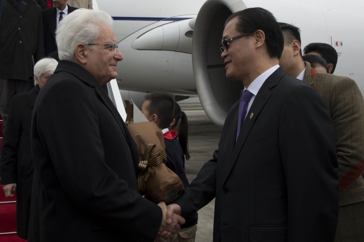 Il Presidente Sergio Mattarella arriva all'Aeroporto Jiangbei di Chongqing 