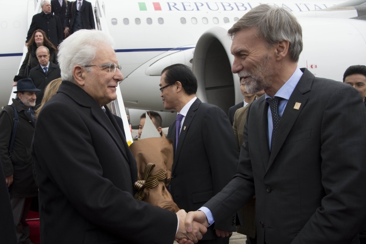 Il Presidente Sergio Mattarella arriva all'Aeroporto Jiangbei di Chongqing 