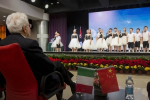 Il Presidente Sergio Mattarella nel corso della visita alla Scuola elementare del Popolo di Chongqing 