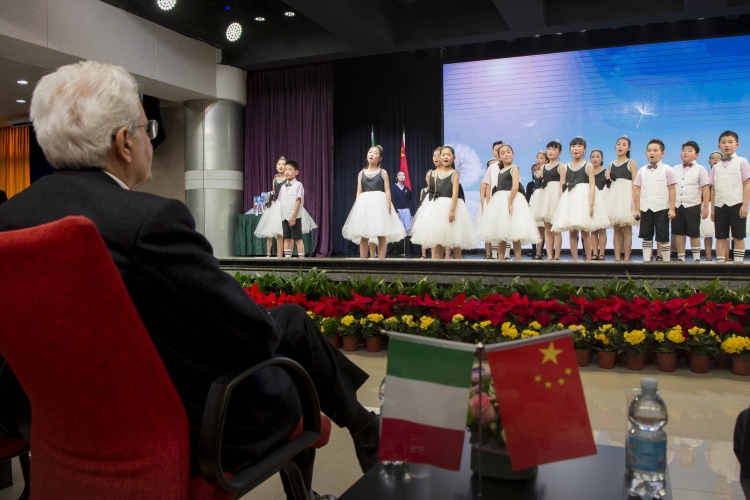 Il Presidente Sergio Mattarella nel corso della visita alla Scuola elementare del Popolo di Chongqing 