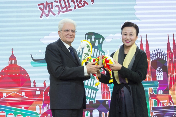 Il Presidente Sergio Mattarella nel corso della visita alla Scuola elementare del Popolo di Chongqing 
