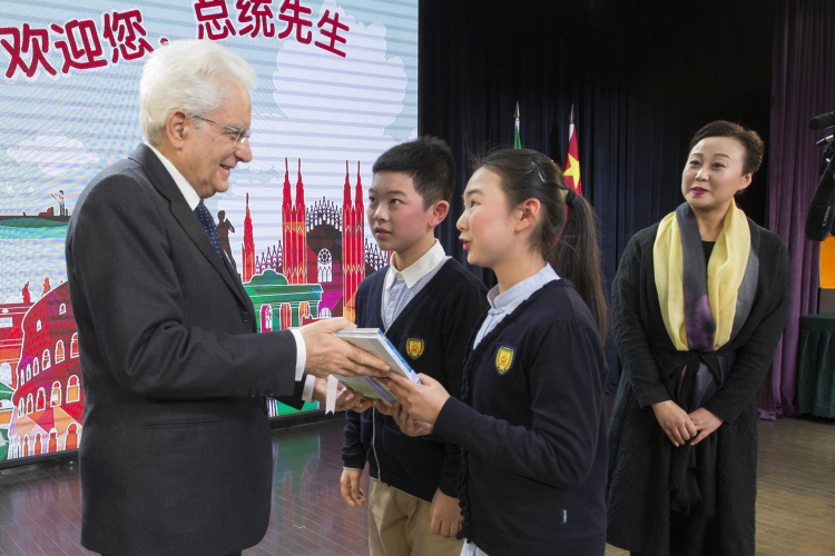 Il Presidente Sergio Mattarella nel corso della visita alla Scuola elementare del Popolo di Chongqing 