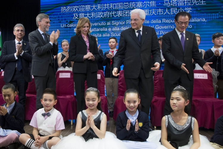 Il Presidente Sergio Mattarella nel corso della visita alla Scuola elementare del Popolo di Chongqing 