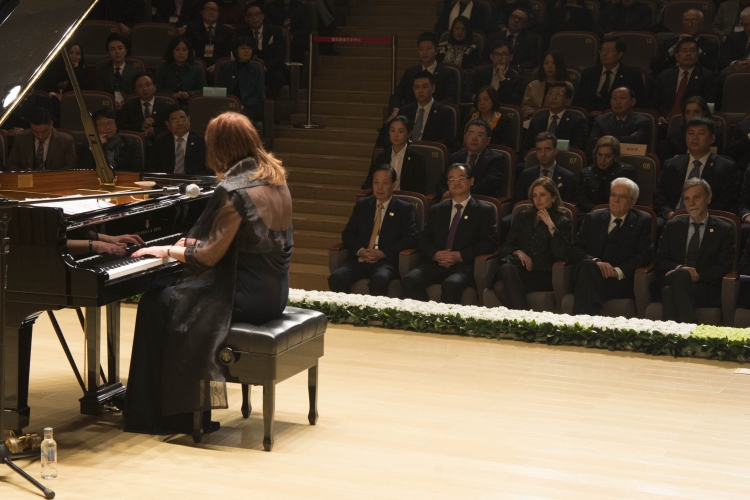 Il Presidente Sergio Mattarella al Teatro Guotai di Chongqing assiste al concerto della pianista Rita Marcotulli