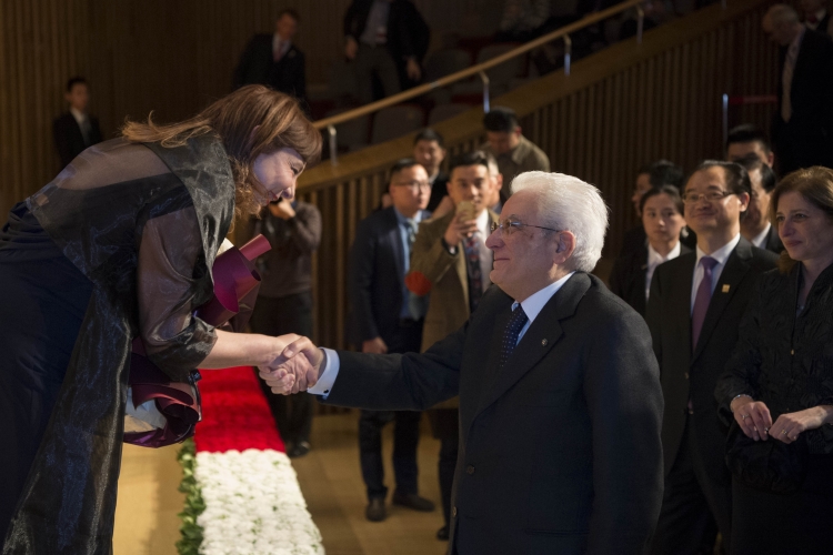 Il Presidente Sergio Mattarella al Teatro Guotai di Chongqing assiste al concerto della pianista Rita Marcotulli