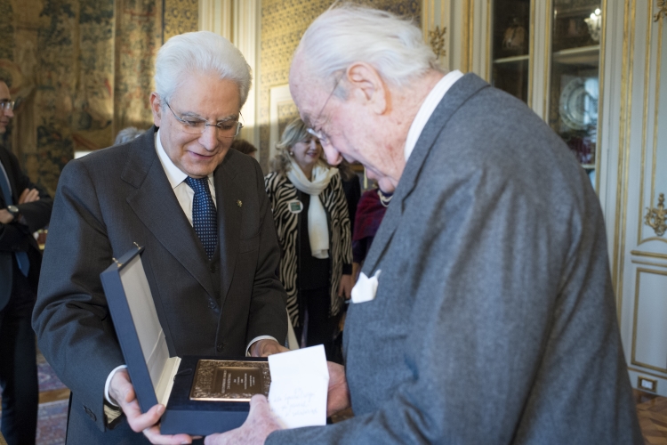 Il Presidente Sergio Mattarella consegna una targha per i 25 anni del Fondo Ambiente Italiano al Presidente Andrea Carandini 