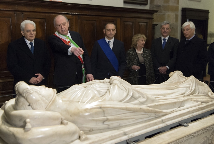 Il Presidente Sergio Mattarella alla Cattedrale di San Martino osserva il Monumento Funebre a Ilaria Carretto
