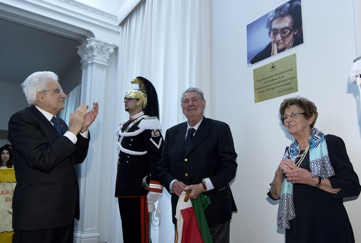 Il Presidente Sergio Mattarella in occasione dello scoprimento di una targa in ricordo di Maria Eletta Martini 