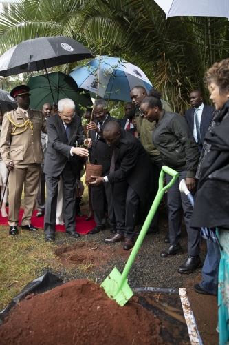 Il Presidente della Repubblica Sergio Mattarella durante la cerimonia di piantumazione all’Università di Nairobi
