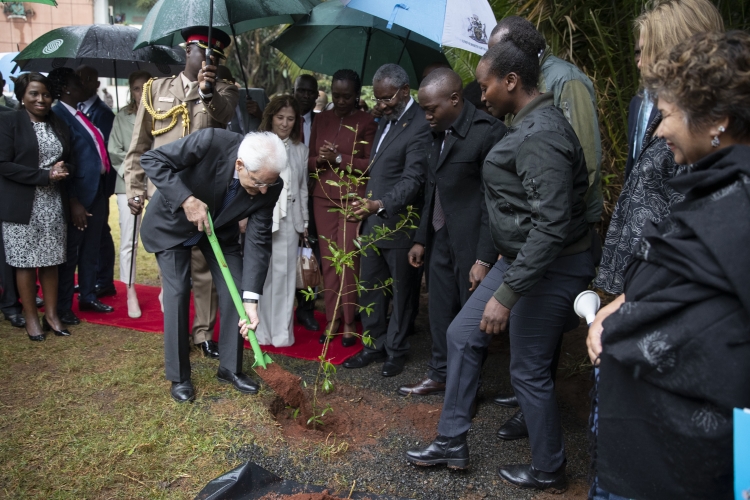 Il Presidente della Repubblica Sergio Mattarella durante la cerimonia di piantumazione all’Università di Nairobi
